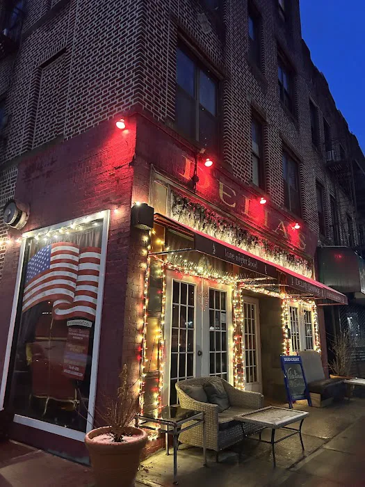 Delia's Lounge & Restaurant Picture 1