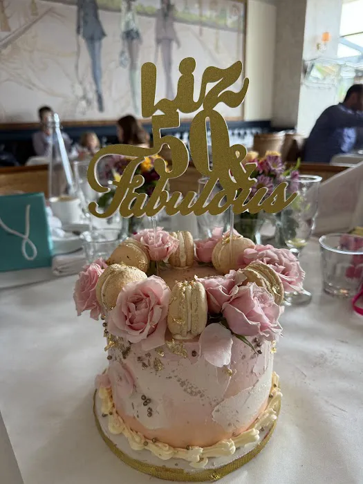 Petal Dust Cakery Picture 4