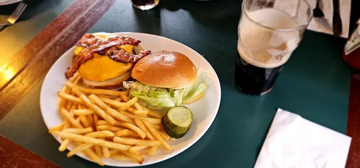 Davey's Irish Pub & Restaurant Picture 2