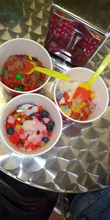 YoFresh Yogurt and Smoothie Cafe Picture 1