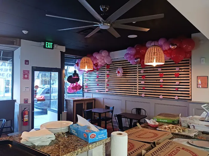 Lola's Pizzeria Picture 6