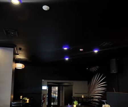 82 Oak Bar & Bistro