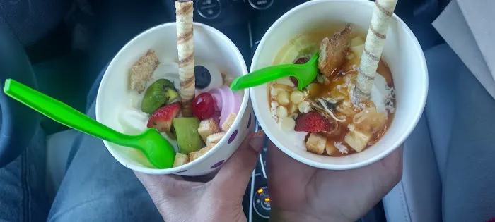 CUPS Frozen Yogurt Picture 2