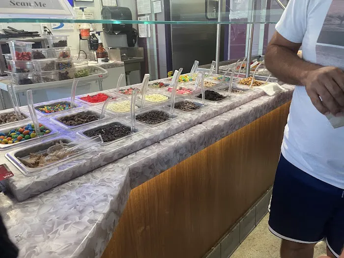CUPS Frozen Yogurt Picture 6