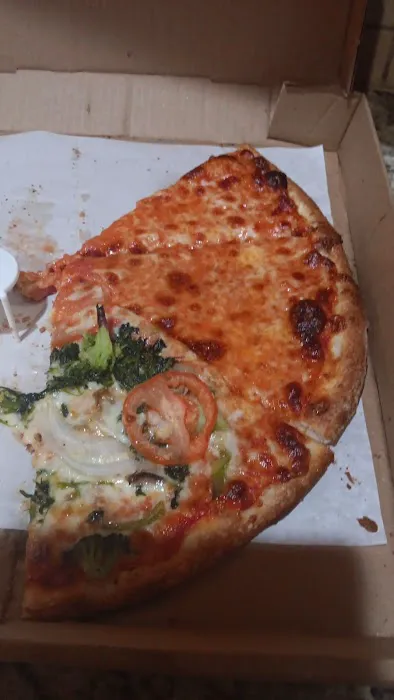 Tom's Delicious Pizza Picture 5
