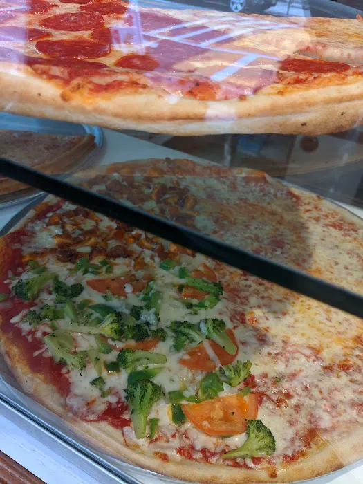 Tom's Delicious Pizza Picture 9