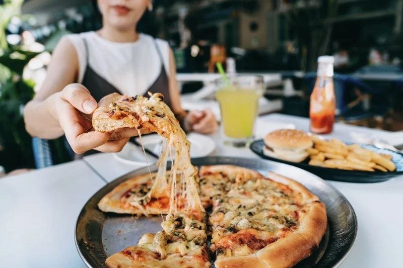 How Pizza Restaurants Are Attracting Food Enthusiasts With Unique Combinations | Dine Droop