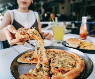 How Pizza Restaurants Are Attracting Food Enthusiasts With Unique Combinations | Dine Droop