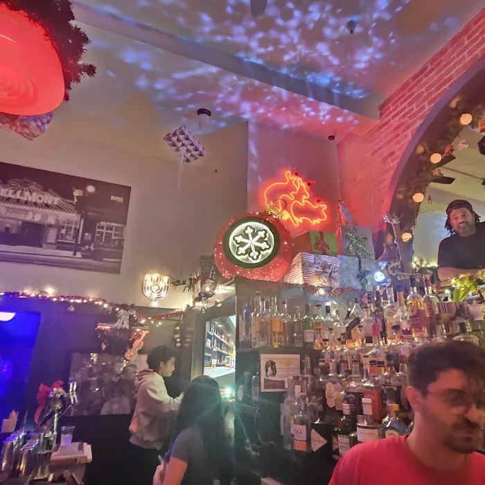 Pharmacie Bar + Kitchen Picture 7