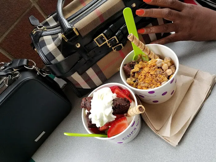 CUPS Frozen Yogurt Picture 8