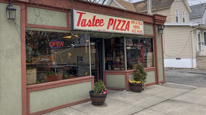 Tastee Pizza Picture 2