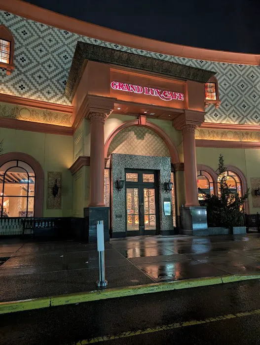 Grand Lux Cafe Picture 2