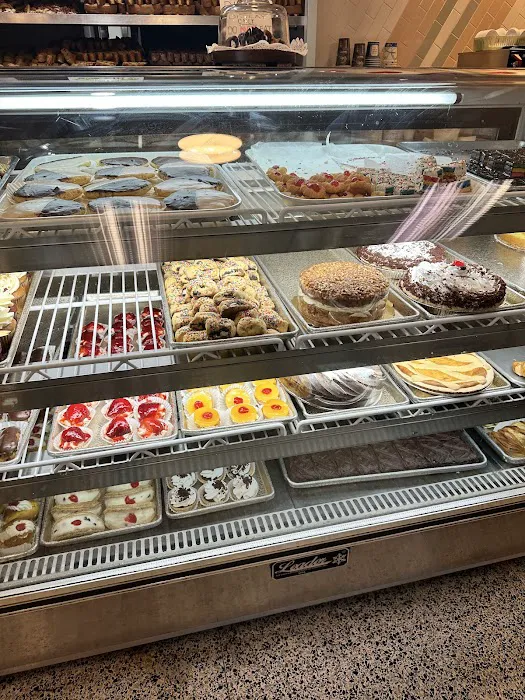 Lyndhurst Pastry Shop Picture 8