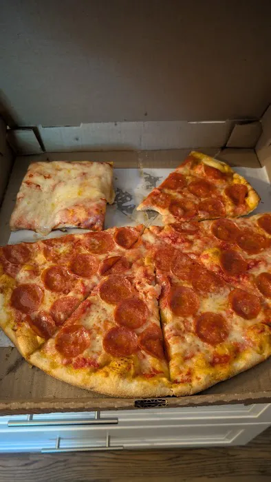 Gus's Pizzeria Picture 6