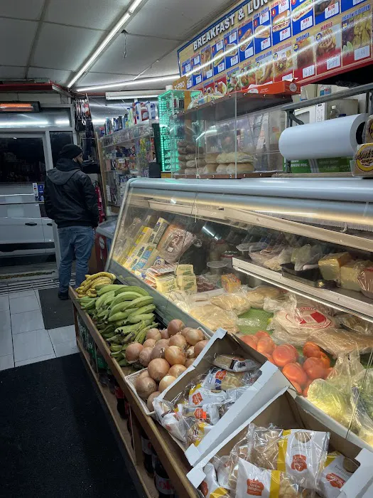 Middle Store Deli & Grocery Picture 8