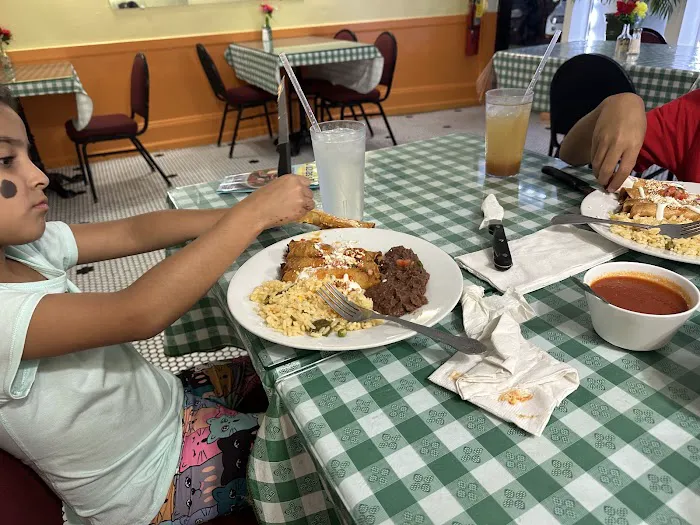 Armando’s Restaurant Deli & Pupuseria Picture 1