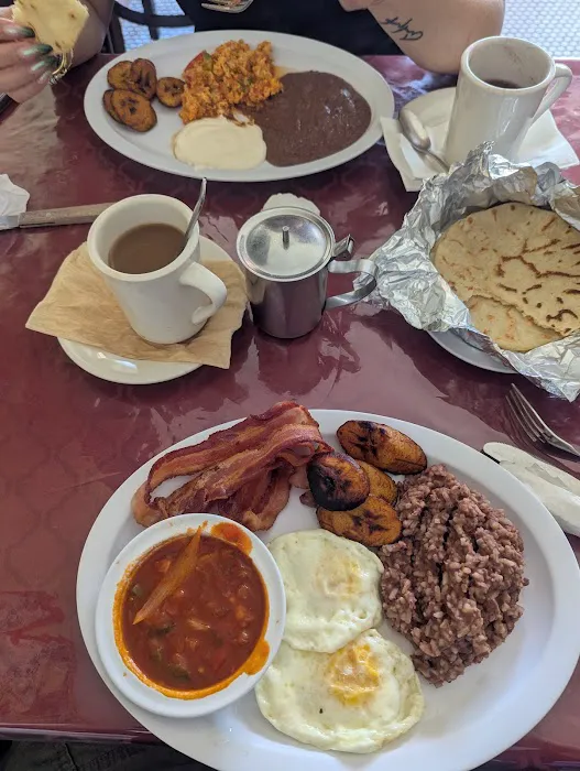 Armando’s Restaurant Deli & Pupuseria Picture 10