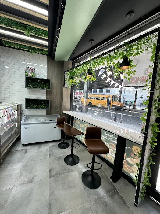 Rocco's Bagels, Deli & Grill Picture 2
