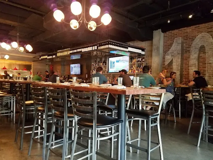 105-Ten Bar & Grill Picture 4