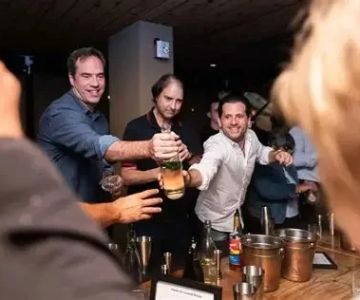 How Bar and Grill Spots Are Integrating Interactive Dining Experiences for Groups
