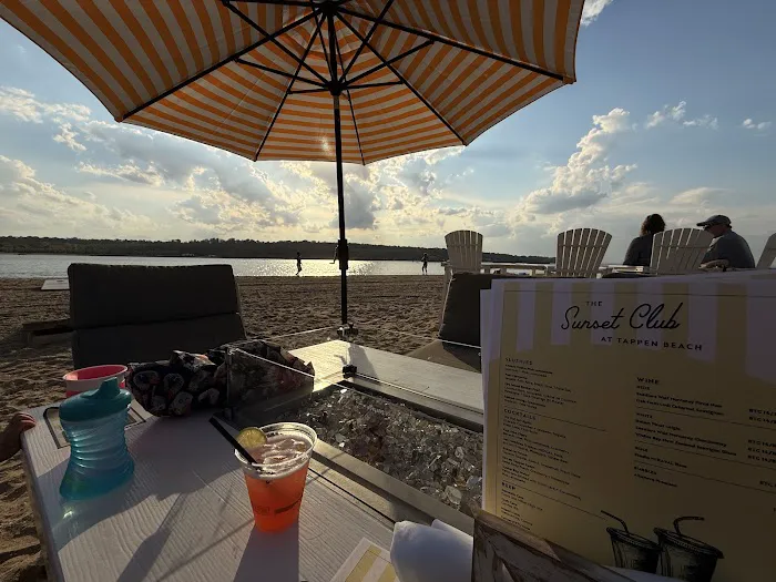 The Sunset Club at Tappen Beach Picture 3