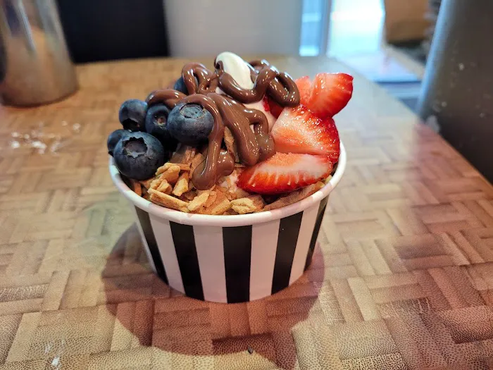 YOLO Yogurt & Desserts- Frozen Yogurt, Crepe, Gelato, Acai Bowls and more... Picture 9