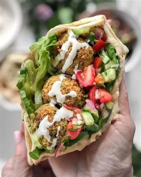 Best Falafel with Hummus Near Me: A Flavorful Middle Eastern Snack Combo